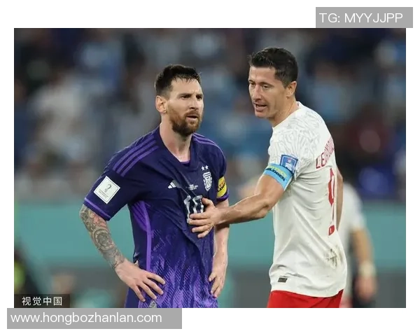 足球巨星同框：经典瞬间重叠展现足坛传奇人物的辉煌时刻